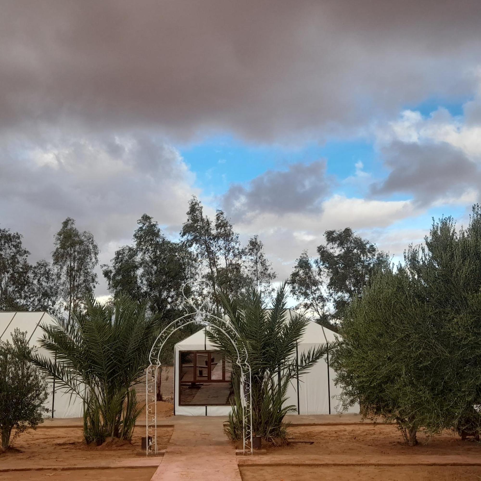 Luxury Trek Desert Camp เมอร์ซูกา ภายนอก รูปภาพ